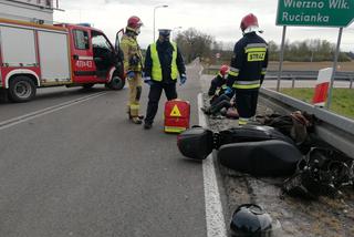 Wypadek na węźle drogowym Braniewo - Południe. Samochód osobowy zderzył się ze skuterem