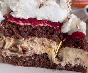 Ciasto à la Dakłas – raj dla smakoszy. Kakaowy biszkopt, krem kajmakowy i beza w jednym idealnym cieście