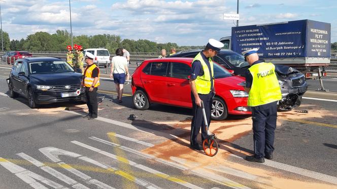 Karambol na moście Łazienkowskim. Trzy rozbite auta, jedna osoba ranna