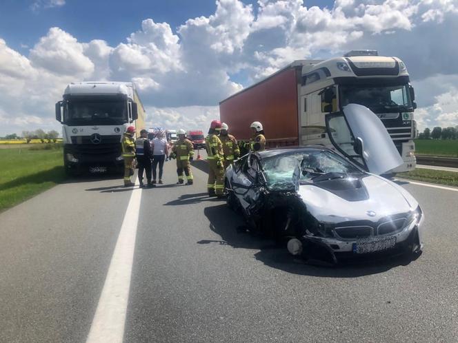 Sportowe BMW zderzyło się z ciężarówką! Paskudny wypadek na A2