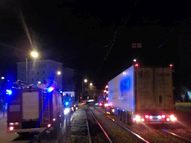 TIR utknął na torowisku
