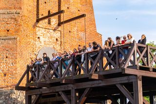 W piątkowy wieczór III Festiwal Teatralny na Zamku w Liwie otworzył poruszający i nietypowy spektakl „Ofelie”
