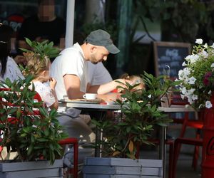 Maciej Pela z córeczkami nad Wisłą