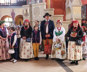 Święcenie pokarmów w strojach ludowych w Bytomiu