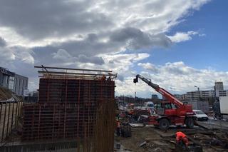 Trwa rozbudowa al. 29 Listopada. Nowy wiadukt kolejowy rośnie w oczach 