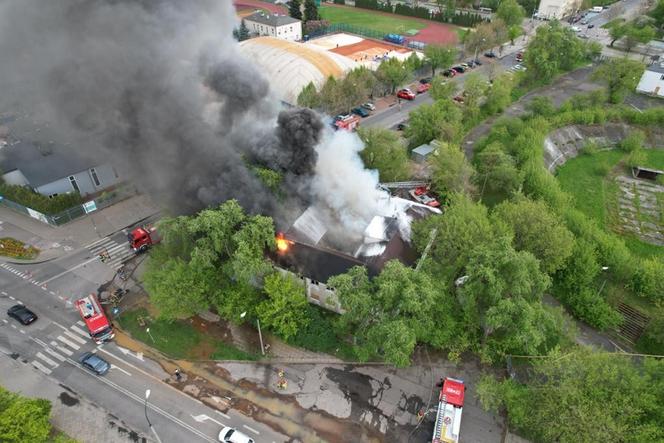 Gigantyczny pożar w Warszawie! Płonie restauracja. Jęzory ognia objęły cały budynek