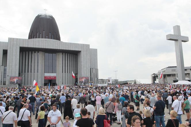 Tłum pielgrzymów w Warszawie. Wierni przybyli na beatyfikację kard. Stefana Wyszyńskiego