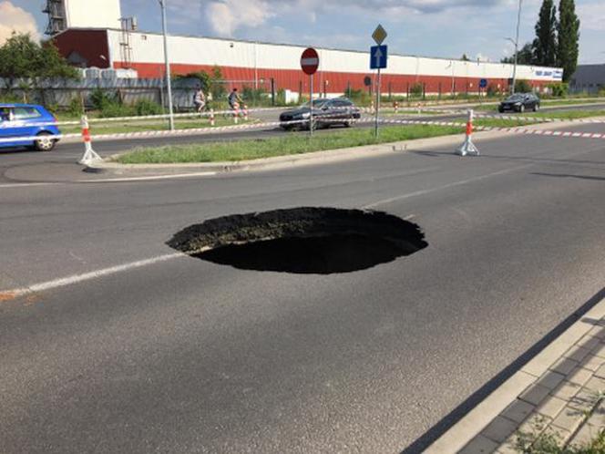 Na ulicy Wiosennej zapadła się jezdnia