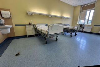 Nie było „dymka”, więc cisnął telefonem! Alarm w szpitalu, strażacy w akcji