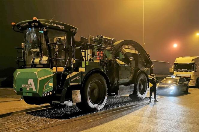 Po autostradzie A1 jechał 32-tonowym rębakiem