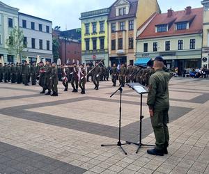 W Rybniku na rynku odbyło się ślubowanie klas mundurowych [ZDJĘCIA]