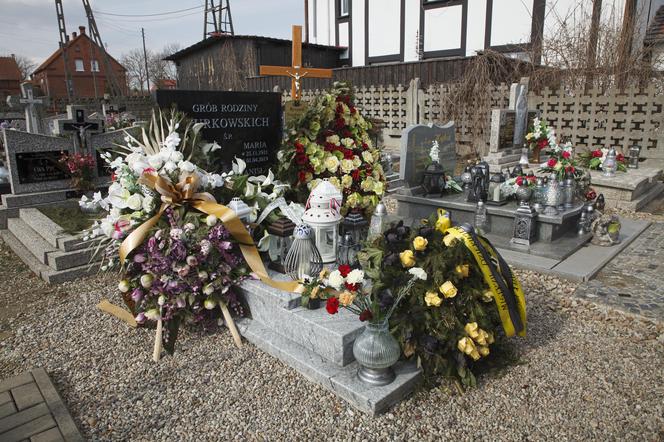 Grób Ryszarda Szurkowskiego na miesiąc po pogrzebie