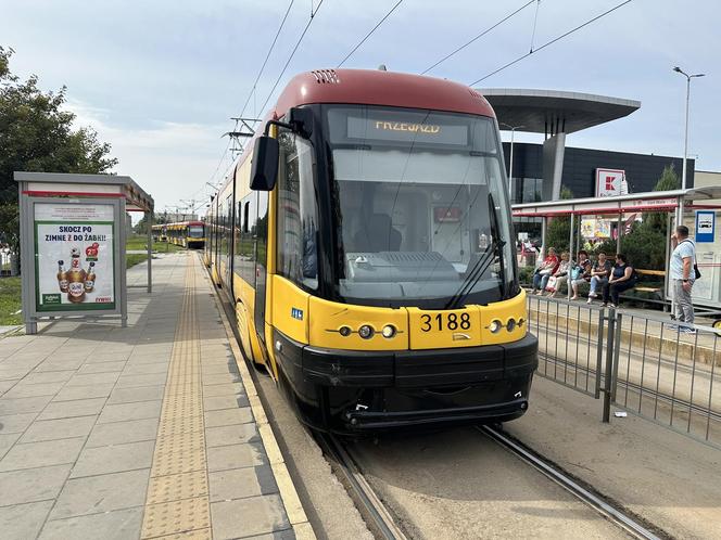 Czołowe zderzenie autobusu miejskiego z tramwajem. Kierowca zasłabł za kierownicą