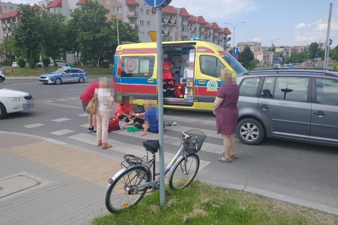 Potrącenie rowerzystki w Łomży. Kobieta jechała ścieżką rowerową