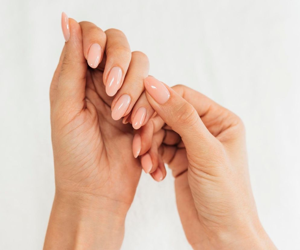 Minimalistyczne, eleganckie, pasują do wszystkiego. Princess nails to najmodniejszy manicure na lato 2025