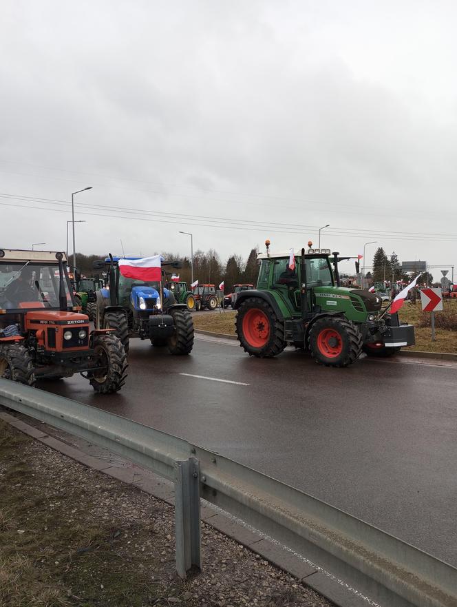 Trwa protest rolników w woj. lubelskim. Blokady są w wielu miejscach w regionie [DUŻO ZDJĘĆ]