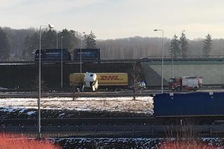 Ciężarówka uderzyła w barierki. Zablokowana ekspresówka na wysokości Olsztynka [ZDJĘCIA]