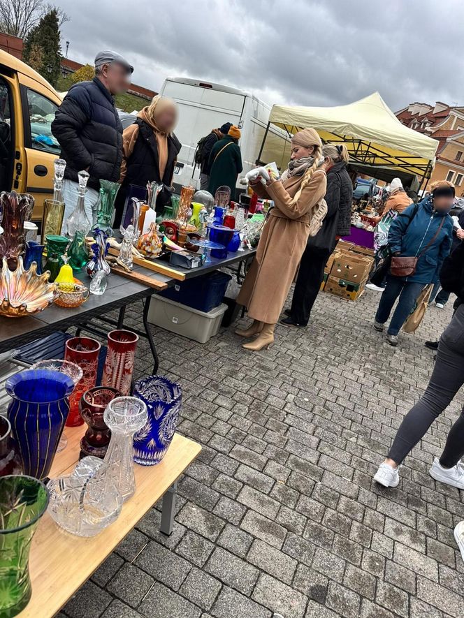 Wcisło buszuje na pchlim targu.