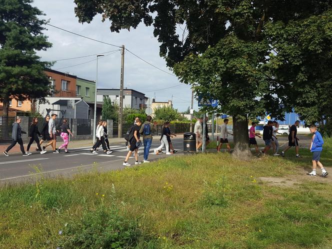 Uczniowie "Siódemki" w Lesznie sprzątali świat. Worki szybko zapełniały się śmieciami