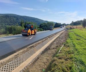 Osuwisko zabezpieczone.  Droga odbudowana. Kończą się prace w Kasinie Wielkiej