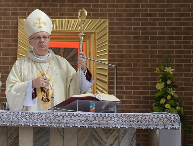 Kościół upada! W dostatku dopadła nas bieda. Wstrząsające wyznanie biskupa z Opola!