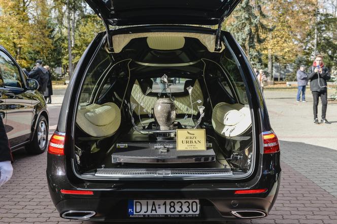 Pogrzeb Jerzego Urbana - takim samochodem pojechał w ostatnią podróż