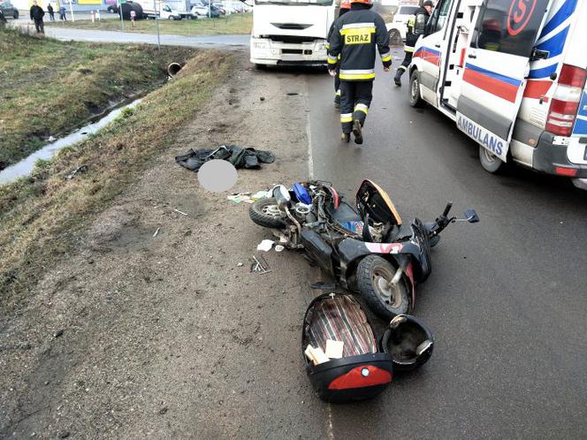 Augustów. Tragiczny wypadek. Skuter wjechał pod ciężarówkę. Mężczyzna nie żyje