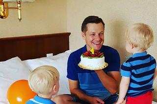 Marcin Mroczek (Piotrek w M jak miłość) z synami Ignacym i Kacprem