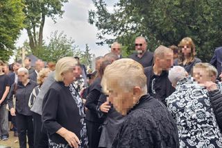 Białe róże przykryły grób projektantki gwiazd i jej syna. Na koniec pogrzebu wszyscy płakali