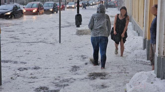 Nawałnica nad Gnieznem. Miasto zalały strumienie wody po ulewie i gradobiciu [ZDJĘCIA].