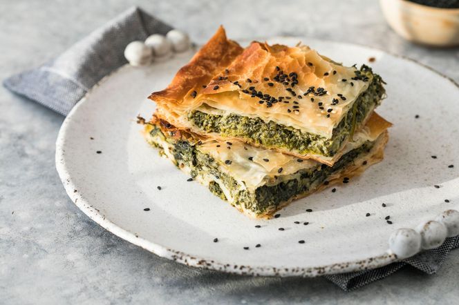 Ciasto filo przełóż tym aromatycznym farszem. Każdy gość będzie prosił o dokładkę