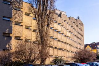 Blok PRL na ul. Koziej 9 - zobacz budynek, który z zmienia się wraz z punktem widzenia