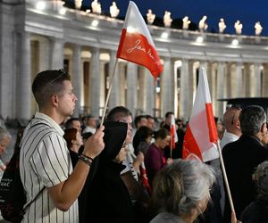 Zło dobrem zwyciężaj. Setki osób czuwały w Watykanie w rocznicę wyboru Jana Pawła II