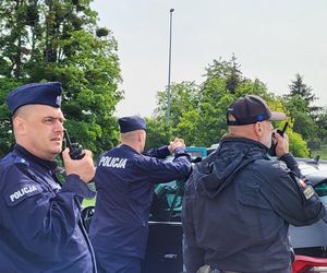 Ćwiczenia antyterrorystów na dworcu autobusowym w Toruniu. Były strzały, dym i wybite szyby [GALERIA]