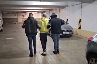 Bestialskie ataki na starsze kobiety w Warszawie. Policja zatrzymała podejrzanego. Zdradził go ślad na torebce