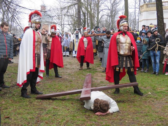 Misterium Męki Pańskiej na kalwaryjskim wzgórzu w Piekarach Śląskich