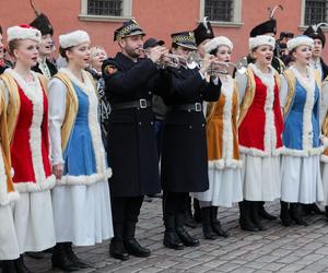 Wspólne śpiewanie hymnu w Warszawie