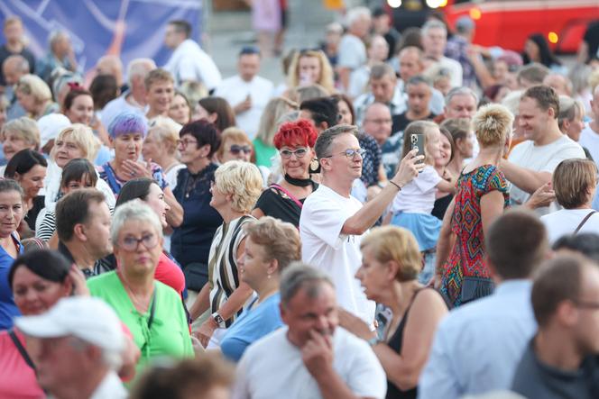 Potańcówka przed teatrem w Katowicach