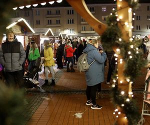 Bytomski rynek świeci się jak choinka. Gwiazda DeLoreana rozświetliła Bytomski Jarmark Świąteczny