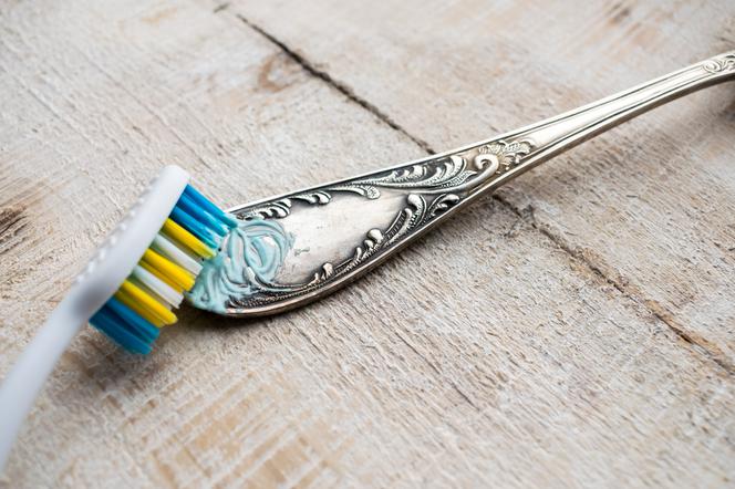 Jak czyścić srebro: pasta do zębów i pasta z popiołu