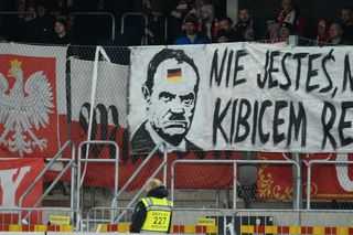 Skandaliczny transparent z Donaldem Tuskiem na meczu w Kownie