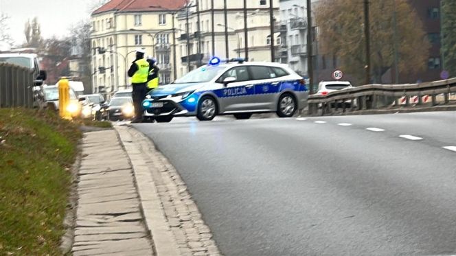 Śmiertelny wypadek w centrum Warszawy. Kierowca wjechał w ścianę tunelu