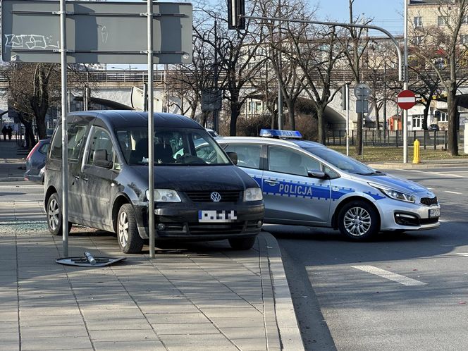 Kolizja zablokowała ruch na skrzyżowaniu. W rozpędzony radiowóz uderzył drugi samochód