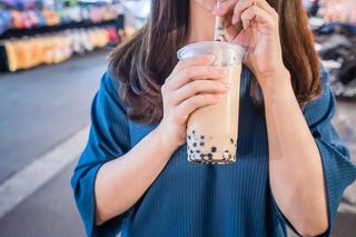 Uwielbiasz bubble tea? Sprawdź, ile cukru kryje się w jednym kubku