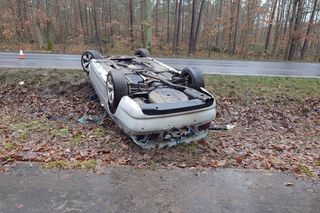 20-latkowie nie dojechali na miejsce. Dachowali bmw na drodze do Włoszakowic