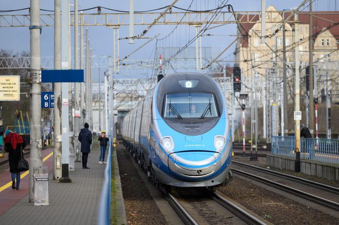 Pociąg Pendolino na dworcu Poznań Główny