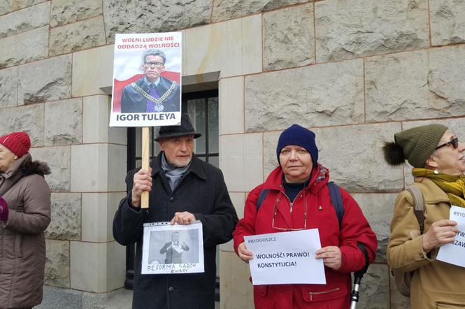 Protest przed sądem w Bydgoszczy. „Stoimy murem za niezawisłymi sędziami” 