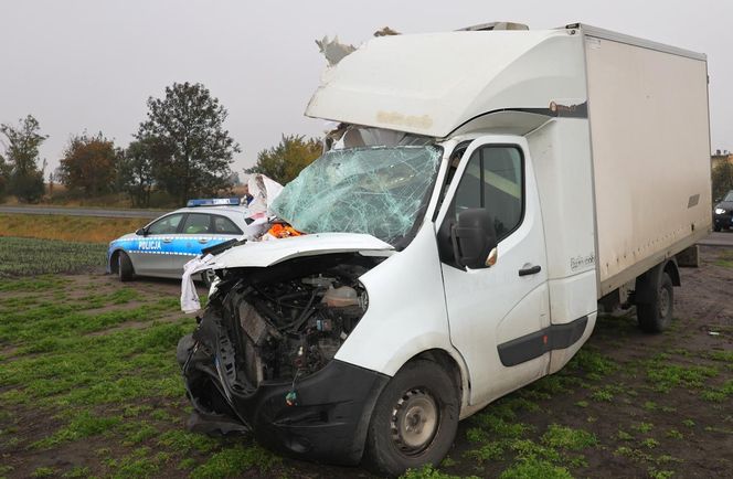Bus wbił się w tył przyczepy traktora! O krok od tragedii na DK 62