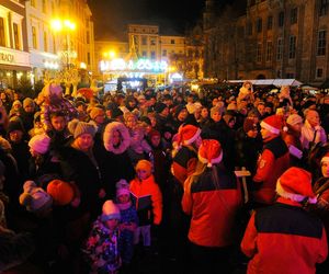 Toruński Jarmark Bożonarodzeniowy 2024. Zdjęcia z pierwszego dnia. Tak wyglądała parada ze św. Mikołajem