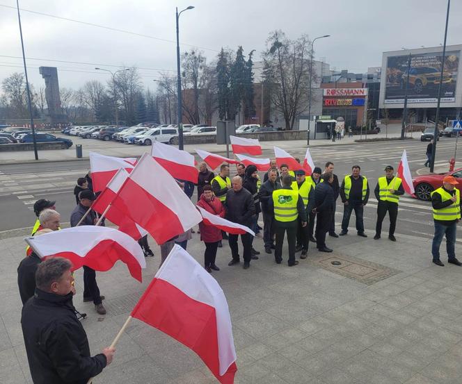 Protest rolników w Olsztynie. Nie zgadzają się importowi ukraińskiego zboża do Polski [ZDJĘCIA]